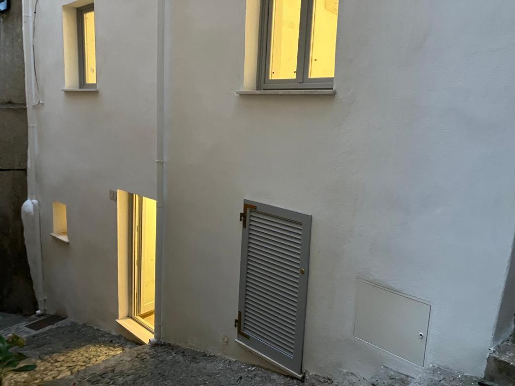 카스텔사르도 Residenza Nel Borgo L'Appusentu B&B 외부 사진